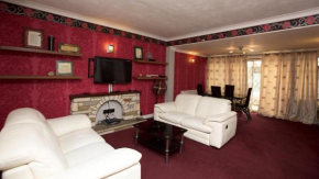 Stunning Spacious bungalow with ample parking
